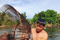 'Nơm thủ' thu tiền triệu sau vài giờ săn cá ở Nghệ An