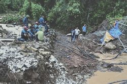 Điện Biên: Nỗ lực giải cứu 1 trong 4 công nhân bị lũ cuốn vào hầm thủy điện