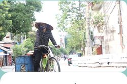 Người lao động oằn mình trước 'bão' giá