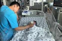Trẻ bị sốt xuất huyết, cha mẹ tuyệt đối không được làm điều này