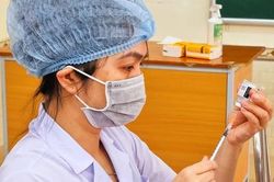 'Dính' COVID-19 sau tiêm vaccine mũi 1 và 2, có được coi như tiêm mũi 3?