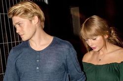 NÓNG: Taylor Swift và bạn trai Joe Alwyn đã bí mật đính hôn sau 5 năm hẹn hò?
