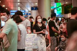 Ga quốc tế sân bay Tân Sơn Nhất nhộn nhịp