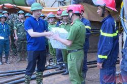 Bí thư Huyện ủy Nậm Pồ động viên lực lượng cứu hộ, tìm kiếm người bị nạn do mưa lũ