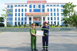 Tuyên Quang: Tặng Bằng khen chiến sĩ công an giải cứu hơn 100 học sinh trong đêm mưa lũ