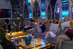 Cảnh sát 'tập kích' quán karaoke lúc nửa đêm, phát hiện 132 người dương tính ma túy