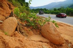 Thót tim những khối đá nặng hàng tấn 'treo' lơ lửng, đe dọa người đi đường
