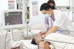 3 người ngộ độc sau khi ăn nhộng ve sầu