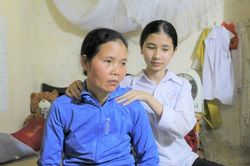 Con gái đạt học sinh giỏi cấp thành phố, góa phụ nghèo nửa mừng nửa lo