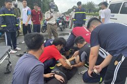 Lính cứu hỏa kịp sơ cứu thanh niên bị gãy chân nằm bất động giữa đường