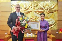Trao Kỷ niệm chương tặng Đại sứ Đan Mạch Kim Højlund Christensen