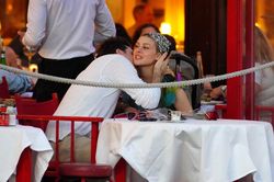 Brooklyn Beckham ôm hôn vợ xinh nơi công cộng