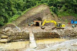 Huy động tối đa cho việc tìm kiếm công nhân mắc kẹt trong hầm thủy điện