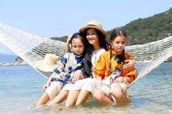 Ở tuổi lên 10, cặp song sinh nhà diva Hồng Nhung bắt đầu biết 'thách thức' mẹ bằng ba thứ tiếng