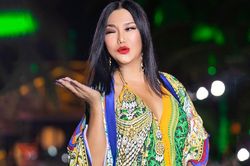 Cindy Thái Tài tạo dáng nhí nhảnh trên sàn catwalk