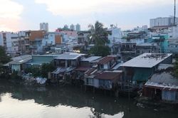 Trên những dòng kênh đen