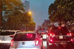 Hà Nội: Mưa giông dữ dội giờ tan tầm, nhiều tuyến phố ngập sâu, giao thông náo loạn