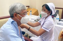 Tiêm vaccine mũi tăng cường cho đại biểu dự Hội nghị lần thứ 15 Ban Chấp hành Đảng bộ TPHCM