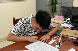Tuyên Quang: Ma men đưa lối, thanh niên lái xe máy 'diễn xiếc' trên đường