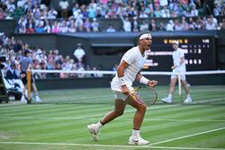 Nadal vào tứ kết Wimbeldon sau màn 'đấu súng' nghẹt thở