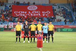 Trợ lý trọng tài mơ ngủ ở Hàng Đẫy bị kỷ luật nặng