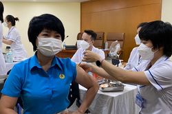 Phát động chiến dịch tiêm nhắc lại mũi 3, mũi 4 vaccine phòng COVID-19 cho người lao động