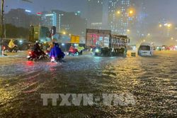 Hà Nội mưa dông về chiều và đêm
