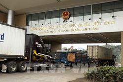 Cửa khẩu Lào Cai hoạt động trở lại sau hơn 1 ngày tạm dừng