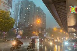 Hà Nội mưa 'trắng' trời giờ cao điểm