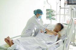 Gặp tai nạn nguy kịch do áo mưa cuốn vào bánh xe