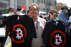 El Salvador trả giá đắt vì đặt cược vào Bitcoin
