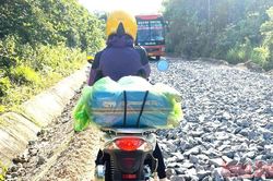 Giáo viên ở vùng sâu Đắk Lắk vượt rừng đến điểm thi từ sớm