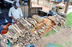 Chìm trong khủng hoảng, dân Sri Lanka quay về thời đun củi