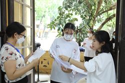 Một điểm thi mượn trường mầm non để vật dụng cá nhân của thí sinh