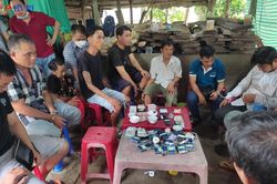 Cảnh sát dầm mưa, đột kích tụ điểm đánh bạc ẩn nấp trong chuồng heo
