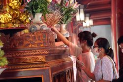 Thí sinh mang giấy báo thi, giấy bút… vào Văn Miếu cầu may