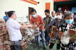 Trao 300 suất quà cho người khuyết tật có hoàn cảnh khó khăn
