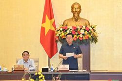 Chính thức thông qua Nghị quyết giảm 'kịch khung' thuế bảo vệ môi trường với xăng dầu