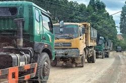 Xe chở vật liệu xây dựng cao tốc Bắc - Nam 'cày nát' tỉnh lộ 538C