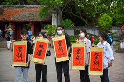 Sĩ tử ùn ùn đến Văn Miếu cầu may trước ngày thi