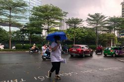 Hà Nội: Sĩ tử đến điểm thi tốt nghiệp THPT 2022 trong cơn mưa nặng hạt