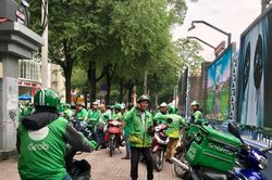 Khách hàng than trời vì phí phụ thu của Grab