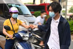 Phụ huynh nắm tay, gửi lời chúc tới các sĩ tử trong ngày thi đầu tiên