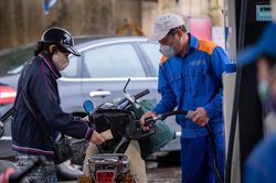 Phó thủ tướng yêu cầu đánh giá tác động giảm thuế xăng dầu