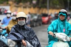 Phụ huynh đội mưa chờ đón sĩ tử 'vượt vũ môn'