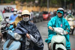 Phụ huynh đội mưa chờ đón sĩ tử 'vượt vũ môn'
