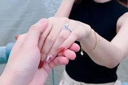 Ca sĩ Jang Mi được bạn trai cầu hôn