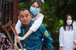 Xúc động, bố cõng con gái đi thi