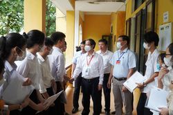Bộ trưởng Bộ Giáo dục trực tiếp kiểm tra điểm thi tại TT-Huế