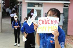 Tình nguyện viên làm xe ôm miễn phí, che mưa nắng cho sĩ tử ngày đầu vượt vũ môn